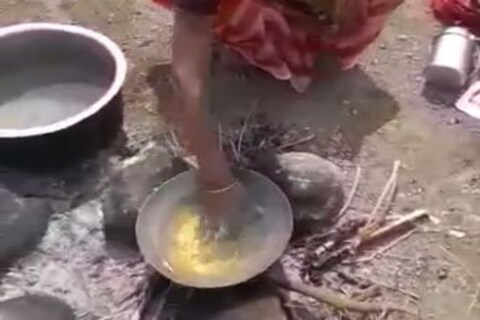 चारित्र्याच्या संशयावरुन एका व्यक्तीनं आपल्या पत्नीला अग्निपरीक्षा देण्यास भाग पाडलं आहे. नवऱ्याच्या या संतापजनक कृत्याचा व्हिडीओ (Video Viral) सोशल मीडियावर (Social Media) व्हायरल झाला होता. 
