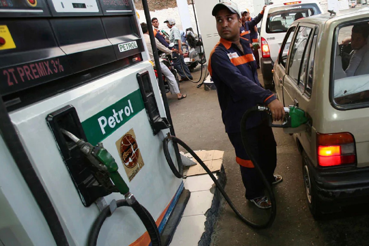 आर्थिक फटका सहन करण्यासाठी तयार राहा! पेट्रोल 5 रुपये प्रति लीटरने महागणार- रिपोर्ट