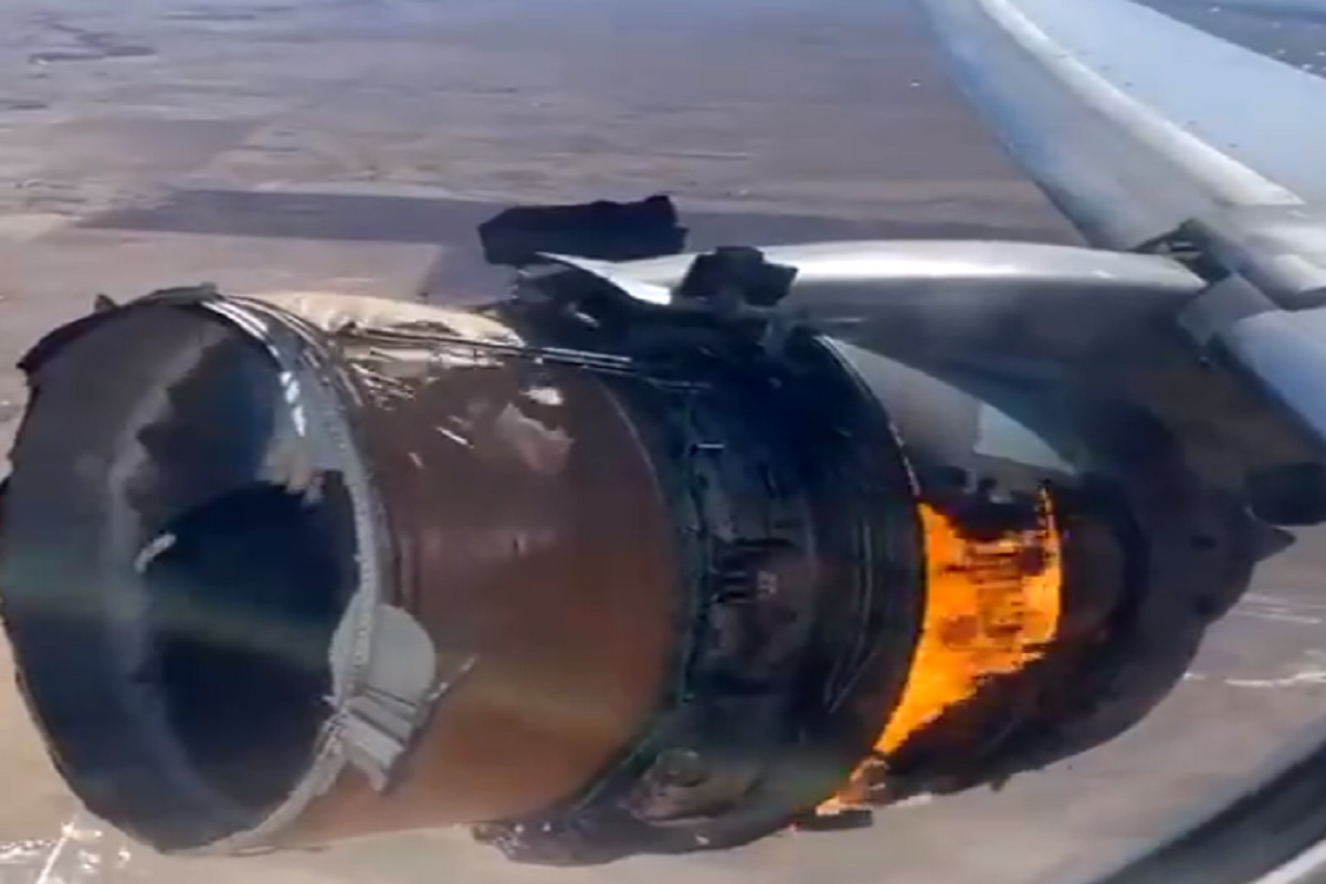 इंजिनाला लागलेल्या आगीने विमानाचे पार्ट्स पडत होते; पायलटने सुरक्षित लँडिंग करत वाचवला 231 प्रवाशांचा जीव, पाहा VIDEO