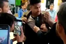 टी शर्ट चोरीचा पोलिसाचा प्लॅन फसला; बिंग फुटल्याने लोकांनी दिला चोप, VIDEO व्हाय
