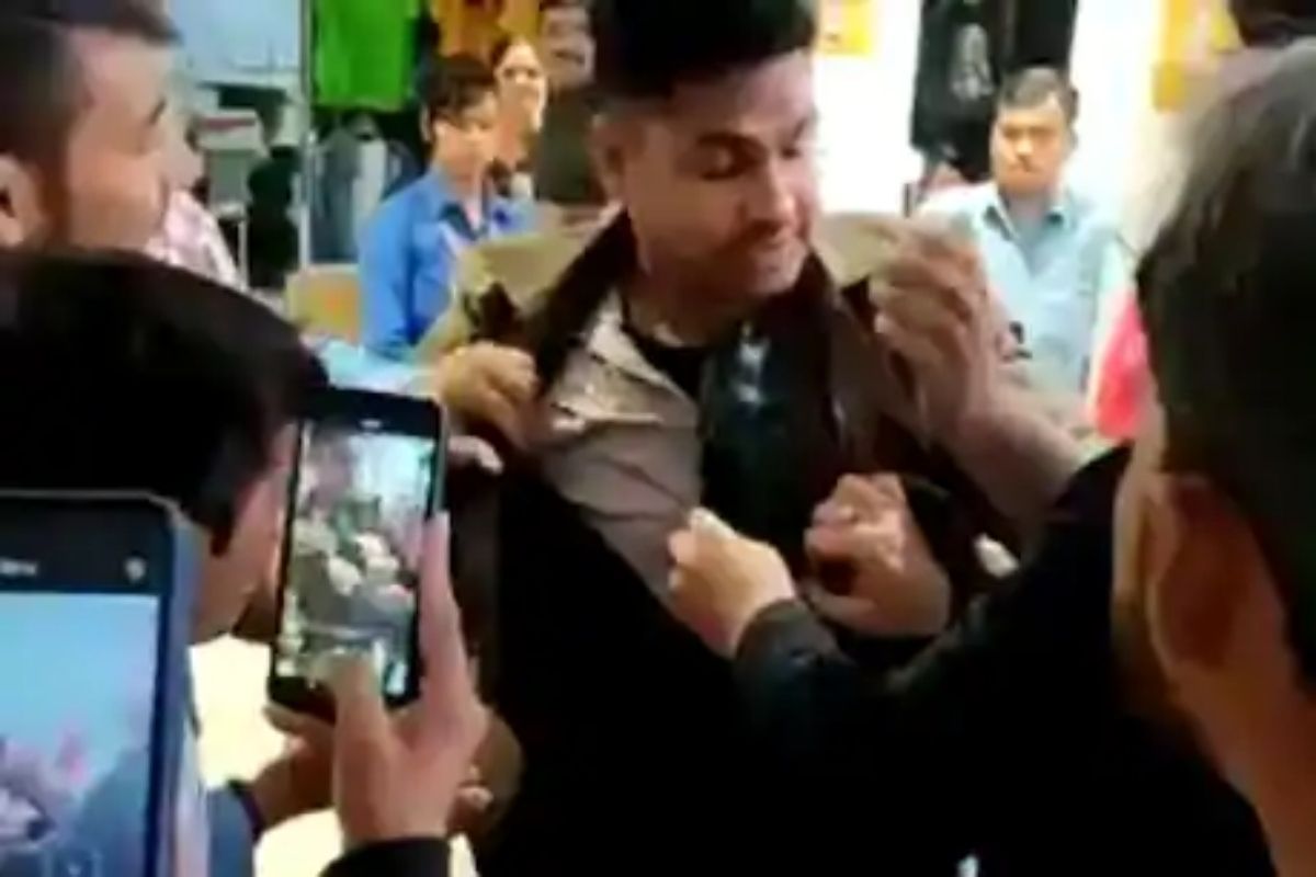 टी शर्ट चोरीचा पोलिसाचा प्लॅन फसला; बिंग फुटल्याने लोकांनी दिला चोप, VIDEO व्हायरल