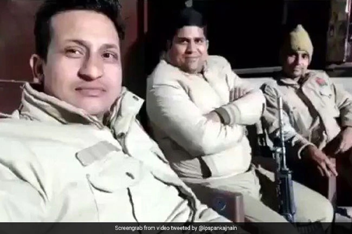 धम्माल VIDEO: 'पावरी किधर हो रही है', पोलीसच विचारतायत हा प्रश्न!