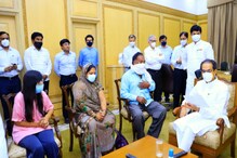 पूजा चव्हाणच्या आई वडिलांनी मुख्यमंत्र्यांना भेटताच हातात दिलं हे पत्र पूजा चव्हाणच्या आई वडिलांनी मुख्यमंत्र्यांना भेटताच हातात दिलं हे पत्र