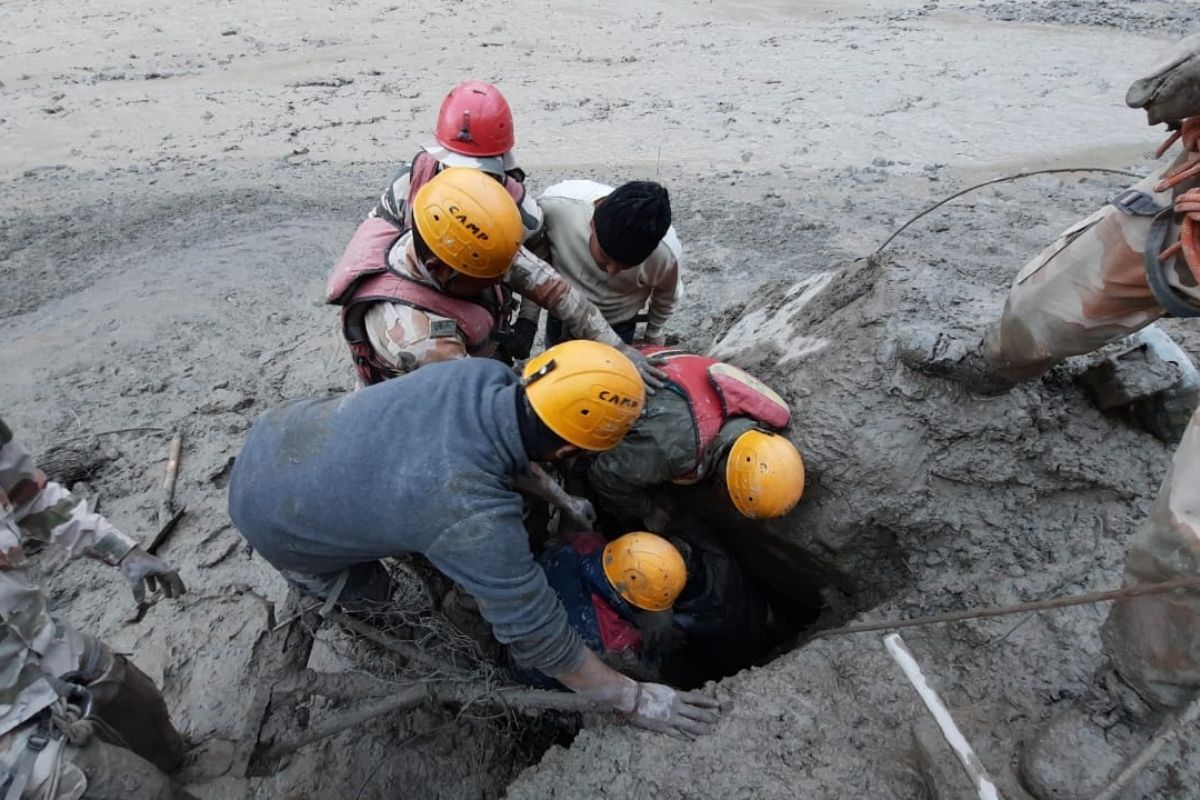 उत्तराखंडमधील महाभयंकर दृश्यांनंतर आशादायी VIDEO; नागरिकांचे प्राण वाचल्यानंतर जवानांचा उत्साह द्विगुणित