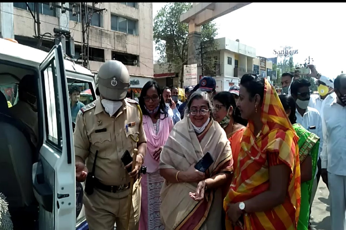 पृथ्वीराज चव्हाण यांच्या पत्नीला पोलिसांनी घेतलं ताब्यात