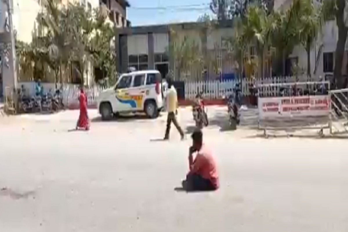 दारूच्या किंमती कमी करण्यासाठी मद्यप्रेमीचं आंदोलन; पोलीस स्टेशनसमोरच बसलाय ठाण मांडून