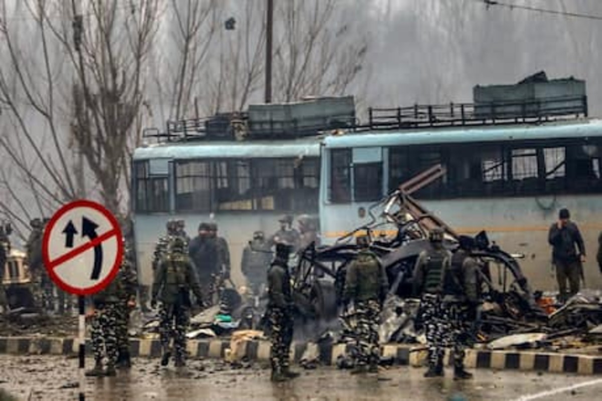 Pulwama Attack : अॅमेझॉनवरुन खरेदी केलं होतं बॉम्ब बनवण्याचं केमिकल, CRPF च्या ताफ्यावर दिली होती कारनं धडक
