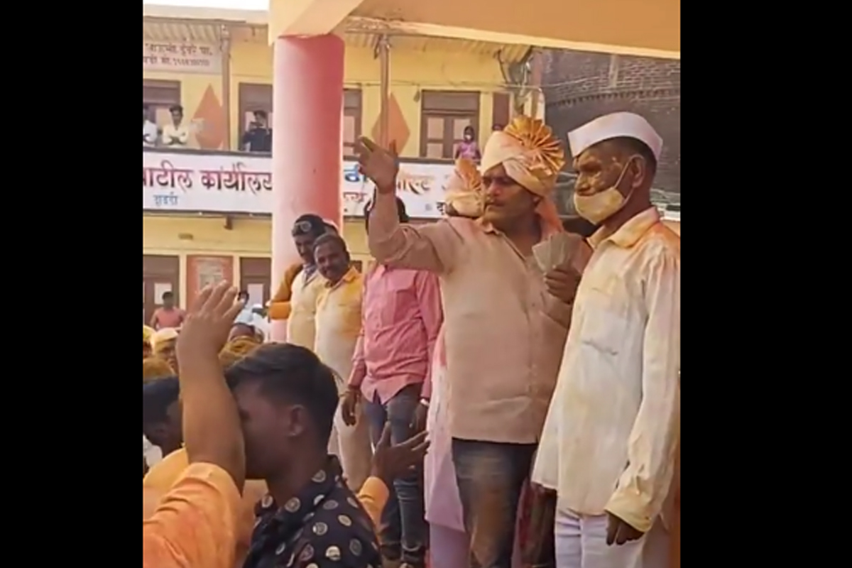 'आमचा सरपंच हिरोला पडतोय भारी', रॅलीवर नोटांची तुफान उधळण, VIDEO