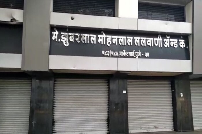 पुण्यात सुद्धा या बंदला उस्फुर्त प्रतिसाद पहायला मिळाला. पुणे मार्केट यार्डातील भुसार दुकानदारांनी कडकडीत बंद पाळला. देशभरातील 40 हजार व्यापारी संघटना आजच्या आंदोलनात सहभागी झाल्यात. GST तील जाचक अटी रद्द कराव्यात, यासाठी हा बंद पुकारण्यात आलाय