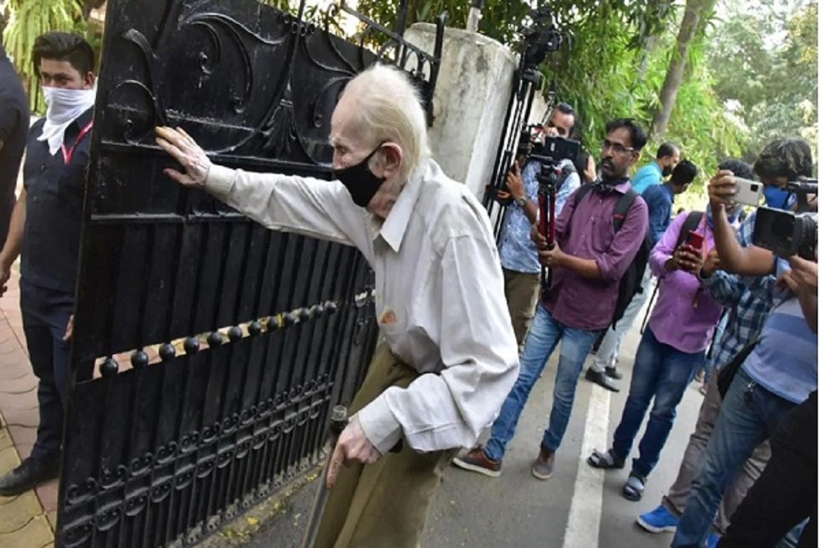 काठी टेकत राजीव कपूर यांच्या अंत्यदर्शनाला आलेले हे आजोबा नक्की कोण? अनेकांच्या माना वळल्या