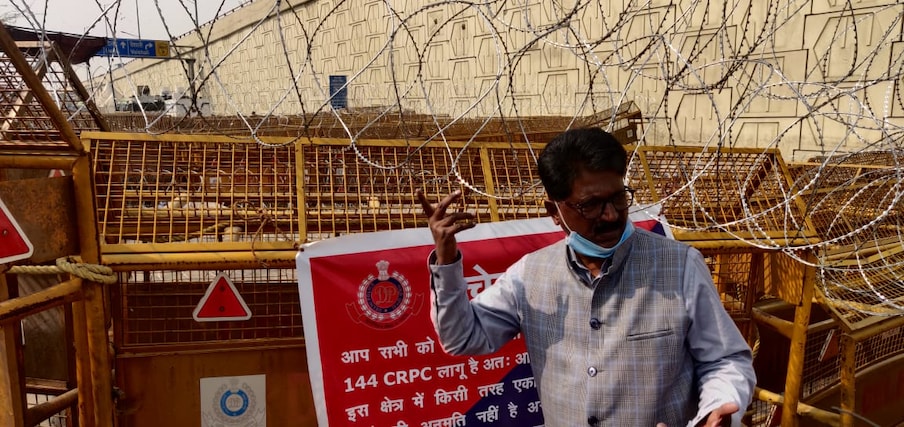 यावेळी शेतकरी आंदोलकांची चर्चा केल्यानंतर घटनास्थळी पोलिसांनी लावलेल्या बंदोबस्ताची पाहणी केली.