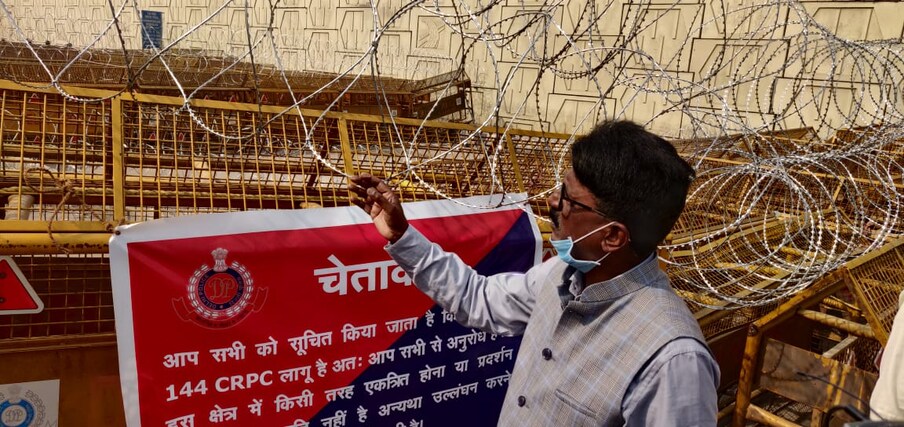 पोलिसांनी लावलेल्या या बंदोबस्तावर शिवसेनेच्या खासदारांनी तीव्र नाराजी व्यक्त केली