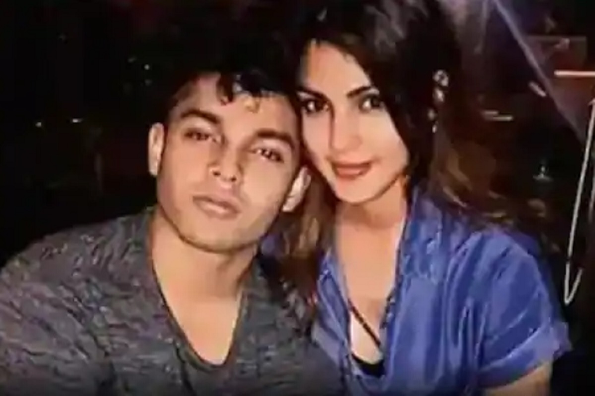 भावाबरोबर Gym बाहेर दिसली रिया चक्रवर्ती, मुंबईतल्या याच जिममध्ये सुशांतसह वर्कआउट करायची अभिनेत्री