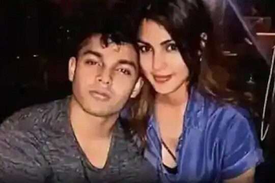 भावाबरोबर Gym बाहेर दिसली रिया चक्रवर्ती, मुंबईतल्या याच जिममध्ये सुशांतसह वर्कआउट करायची अभिनेत्री