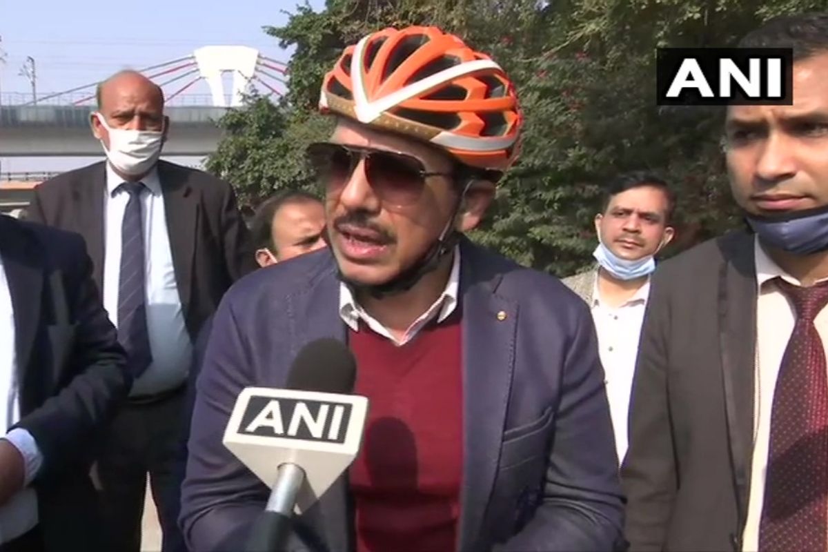 पेट्रोल-डिजेलच्या किमती वाढल्या म्हणून रॉबर्ट वाड्रा ऑफिसला निघाले सायकलीवरुन; अर्थमंत्र्यांना म्हणाले...