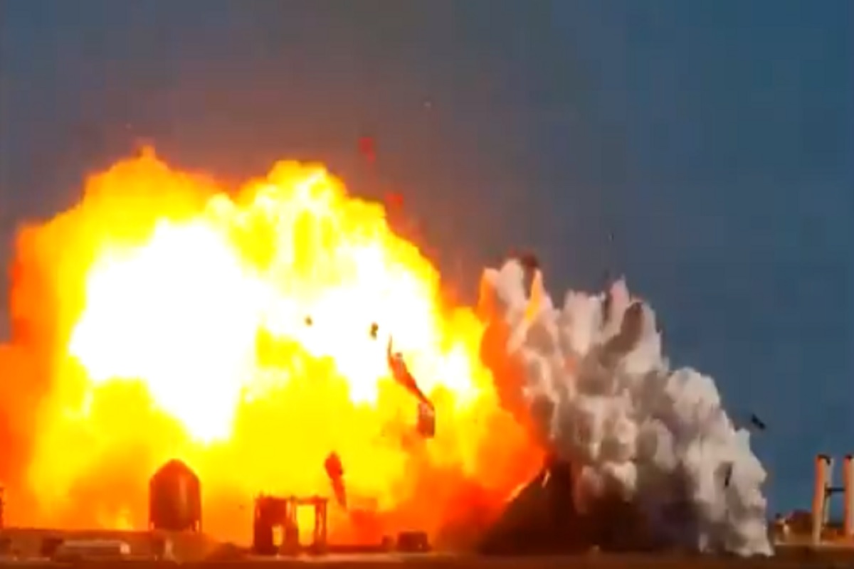 आकाशाकडे झेपावलेले रॉकेट झाले क्रॅश, भंयकर स्फोटाचा LIVE VIDEO