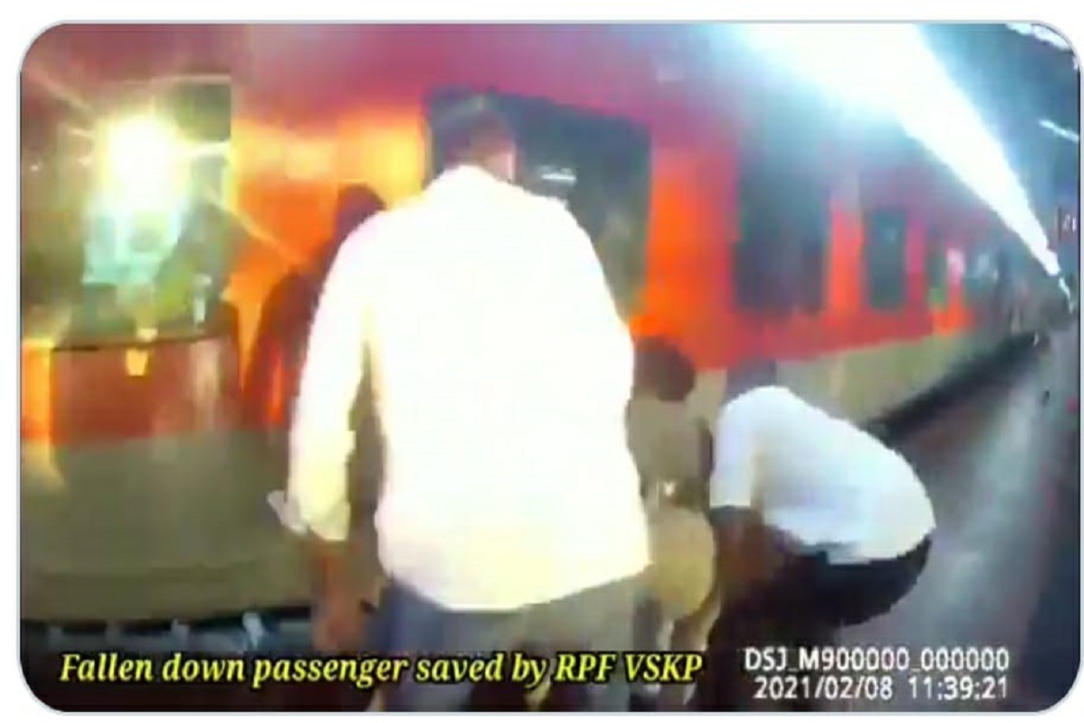 पोलीस महिलेला कडक सॅल्युट! धावत्या रेल्वेतून पडणाऱ्या माणसाला वाचवतानाचा थरारक VIDEO आला समोर