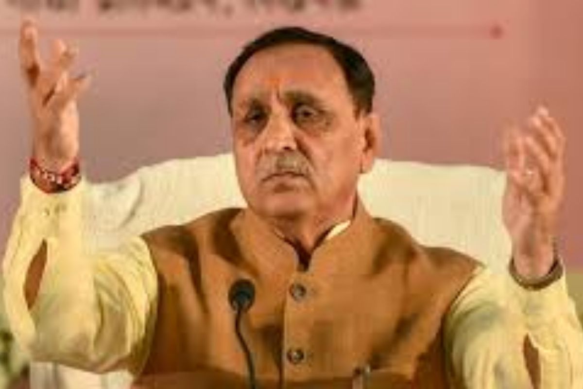 VIDEO : प्रचारसभेदरम्यान गुजरातच्या मुख्यमंत्र्यांची तब्येत बिघडली; भरसभेत व्यासपीठावर कोसळले