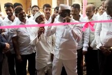 संभाजी भिडेंनी सांगितले शिवसेनेच्या आमदाराला मास्क काढायला, VIDEO संभाजी भिडेंनी सांगितले शिवसेनेच्या आमदाराला मास्क काढायला, VIDEO