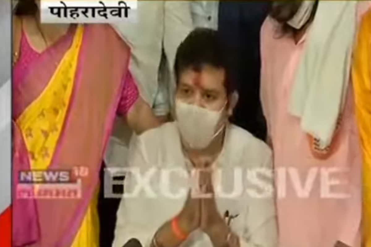 23 फेब्रुवारी- पूजा चव्हाण प्रकरणामुळे अडचणीत सापडलेले शिवसेनेचे नेते आणि राज्याचे वन, भूकंप पुनर्वसन मंत्री संजय राठोड अखेर 15 दिवसांनंतर समोर आले. पोहरागड याठिकाणी त्यांनी हजारो कार्यकर्त्यांच्या उपस्थितीत त्यांच्यावर करण्यात आलेले सर्व आरोप फेटाळाले. यावेळी त्यांना समर्थन देण्यासाठी जमलेल्या समर्थकांवर पोलिसांनी जोरदार लाठीचार्ज केला. 23 फेब्रुवारी- पूजा चव्हाण प्रकरणामुळे अडचणीत सापडलेले शिवसेनेचे नेते आणि राज्याचे वन, भूकंप पुनर्वसन मंत्री संजय राठोड अखेर 15 दिवसांनंतर समोर आले. पोहरागड याठिकाणी त्यांनी हजारो कार्यकर्त्यांच्या उपस्थितीत त्यांच्यावर करण्यात आलेले सर्व आरोप फेटाळाले. यावेळी त्यांना समर्थन देण्यासाठी जमलेल्या समर्थकांवर पोलिसांनी जोरदार लाठीचार्ज केला.