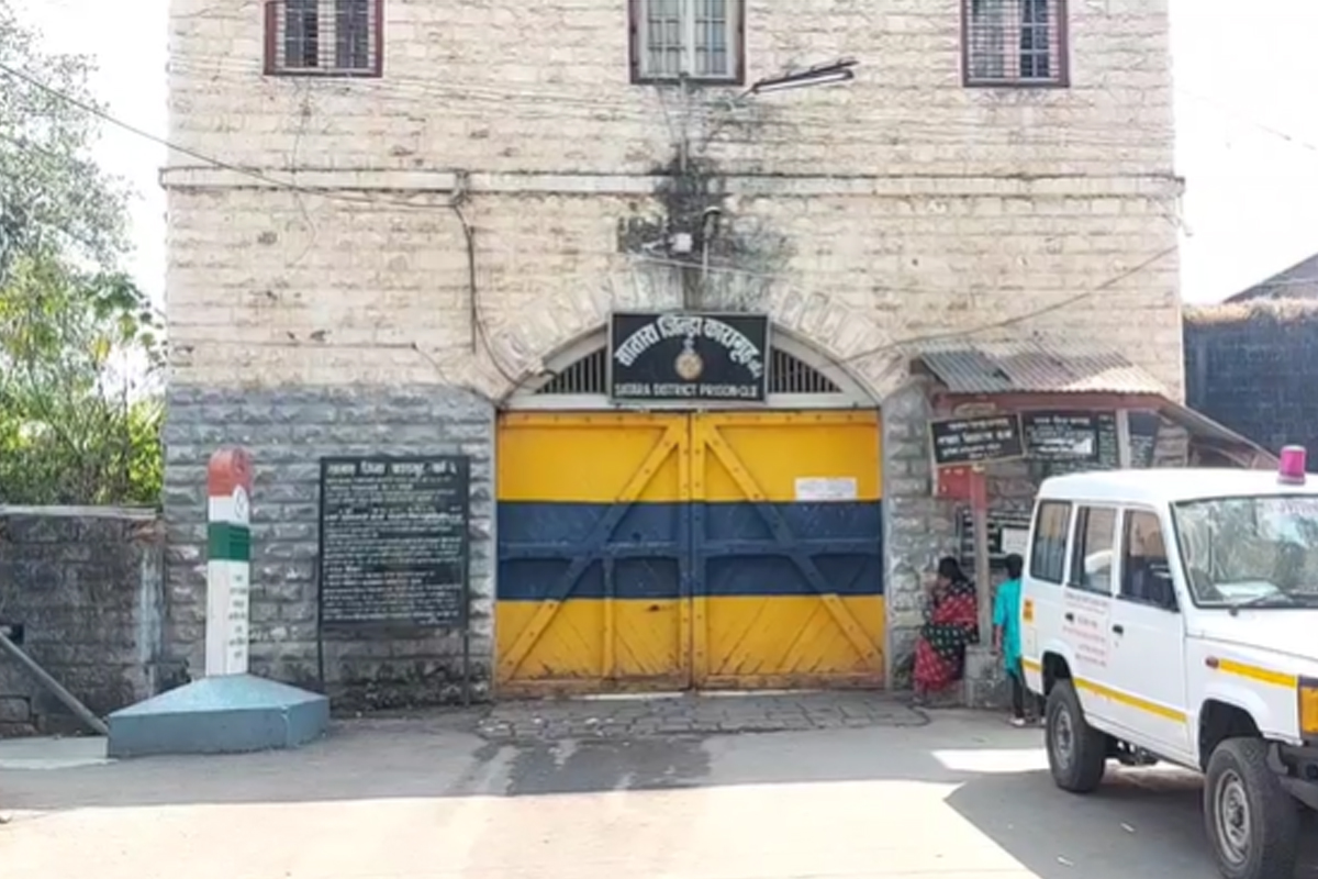 साताऱ्याच्या जेलमध्ये परदेशी तरुणांचा नग्न होऊन धिंगाणा, पोलिसांनाही केली मारहाण