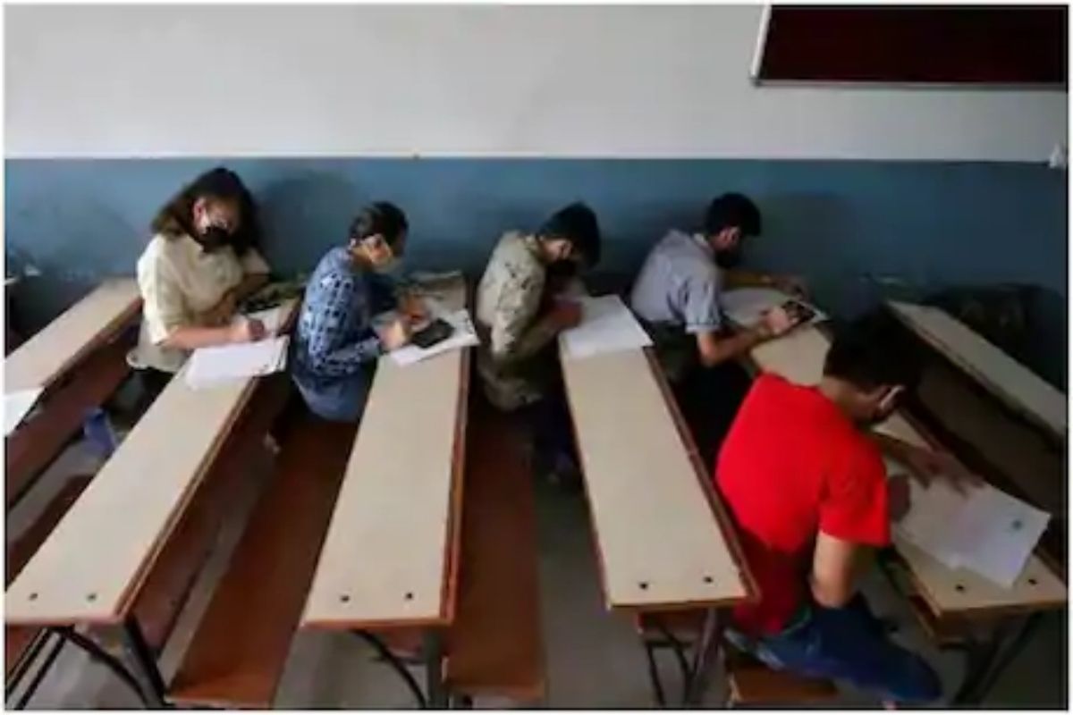 10 वीच्या प्रश्नपत्रिकेत शेतकऱ्यांचा 'उपद्रवी आणि दंगलखोर' उल्लेख; नवा राजकीय वाद उफाळला