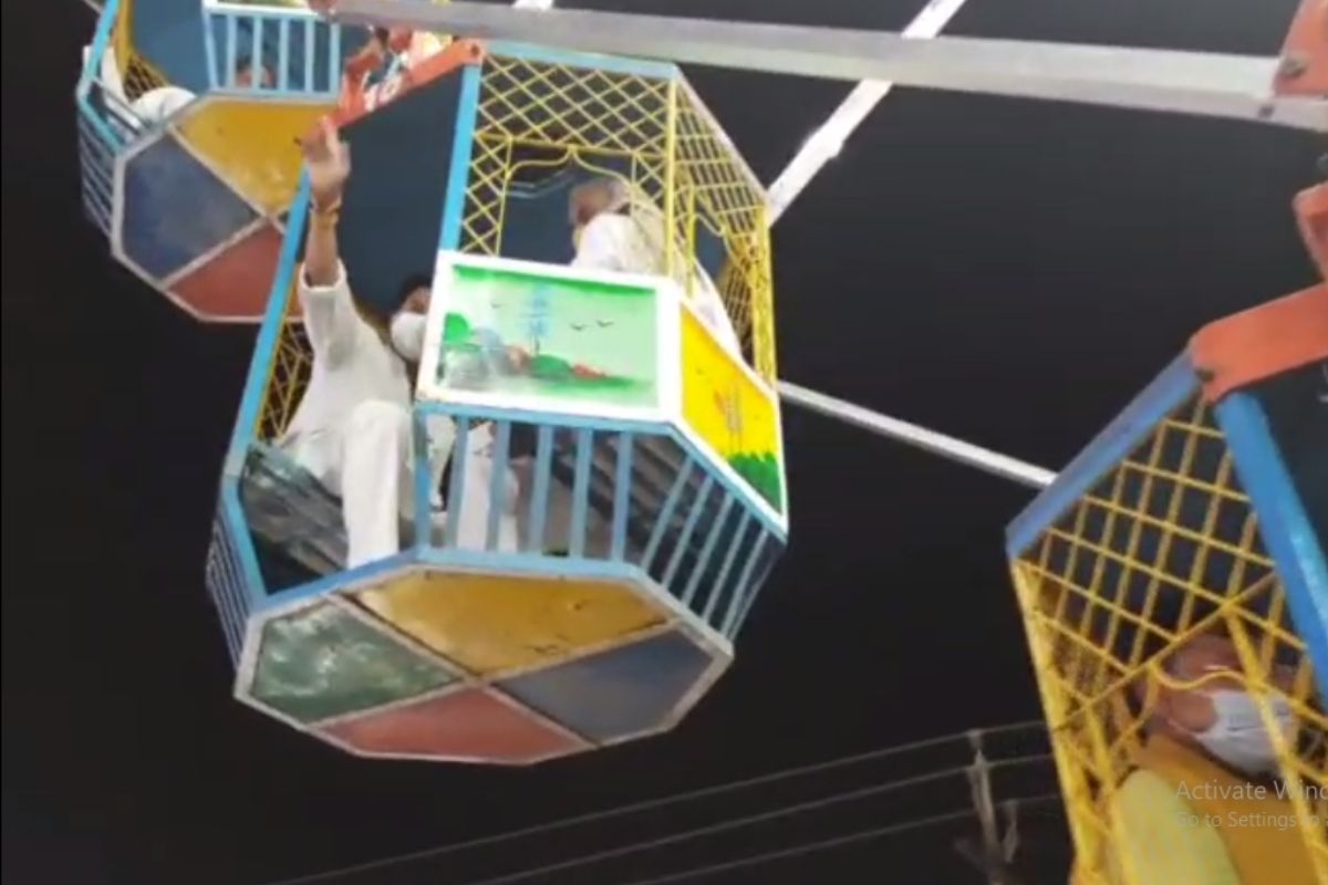 VIDEO: ज्योतिरादित्य शिंदे दिसले मेळ्यात, आकाशपाळण्याचाही लुटला आनंद