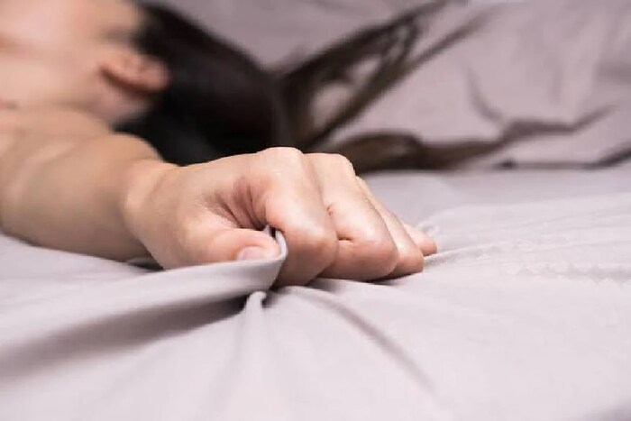  सेक्स करताना शरीरात तणाव वाढतो जो लस घेतल्यानंतर शरीरात होत असलेल्या बदलांच्या काळात योग्य नाही, असं त्यांचं म्हणणं आहे