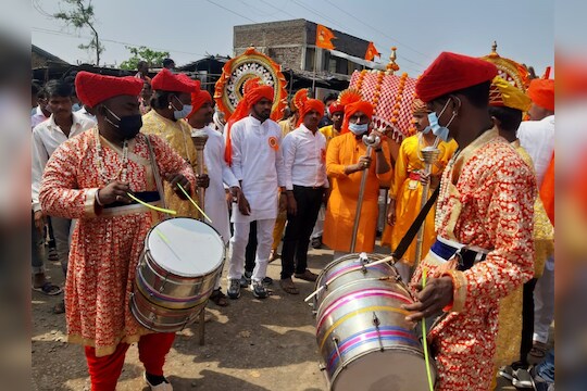 शिवजयंतीच्या नियमांचा फज्जा, आमदारांसह 300 ते 400 जणांविरोधात गुन्हा दाखल