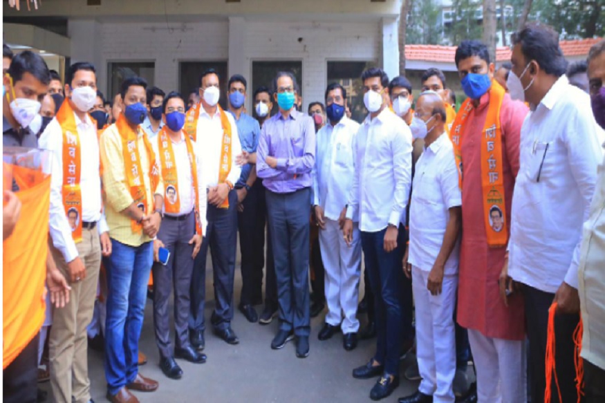 सर्वात जुन्या सहकाऱ्याने सोडली राज ठाकरेंची साथ, मनसेतून 11 पदाधिकाऱ्यांचा शिवसेनेत प्रवेश
