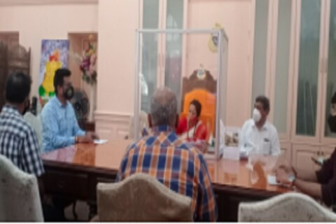 महानगरपालिकेमध्ये तब्बल वर्षभराने शिवसेनेच्या नगरसेवकांची बैठक पार पडली.