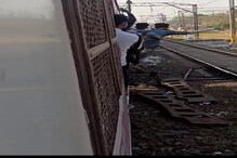 धक्कादायक! मुंबई लोकलच्या दारात तरुणांचे स्टंट्स, पाहा अंगावर काटा आणणारा VIDEO धक्कादायक! मुंबई लोकलच्या दारात तरुणांचे स्टंट्स, पाहा अंगावर काटा आणणारा VIDEO