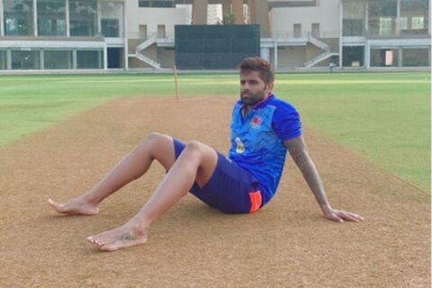 पृथ्वी शॉ (Prithvi Shaw) ची आक्रमक डबल सेंच्युरी आणि सूर्यकुमार यादव (Suryakumar Yadav) ची सेंच्युरी याच्या जोरावर मुंबईनं विजय हजारे ट्रॉफीमध्ये (Vijay Hazare Trophy) चार आऊट 457 रन केले.