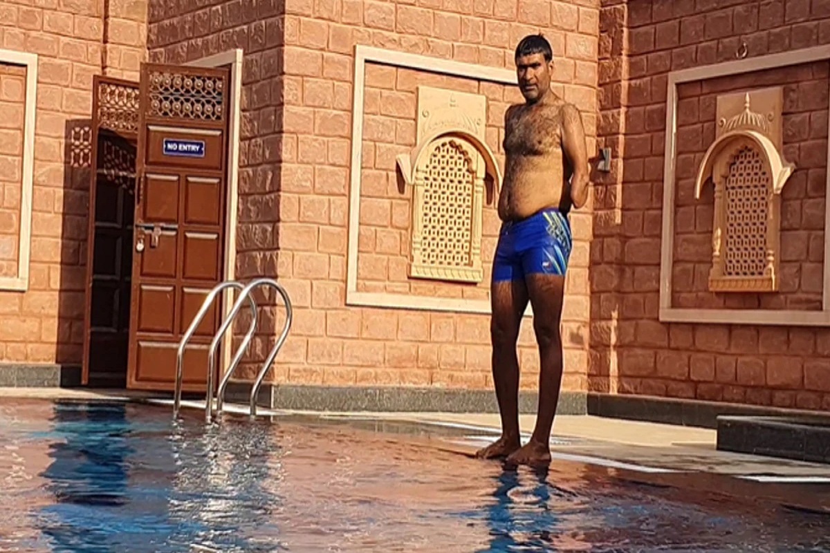 अपघातात गमावले दोन्ही हात, तरी पोहण्यात पटकावलीत अनेक सुवर्णपदकं