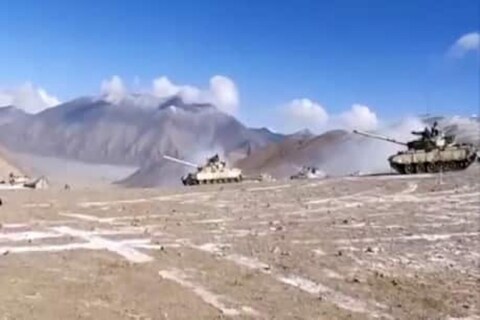 लडाख (Ladakh) वरील वास्तविक नियंत्रण रेषेवर (LAC) गेल्या नऊ महिन्यांपासून भारत – चीनचं सैन्य एकमेकांच्या समोर उभं होतं. दोन्ही देशांमध्ये झालेल्या चर्चेनंतर चीनी सैन्य अत्यंत वेगानं LAC वरुन मागं सरकत आहे.