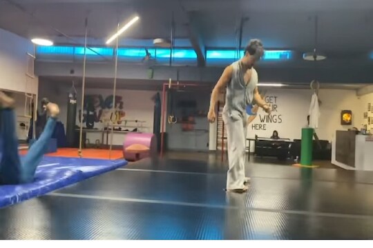 टायगर श्रॉफचा मिड एयर फ्लिप, जबरदस्त अ‍ॅक्शन स्टंटचा VIDEO VIRAL