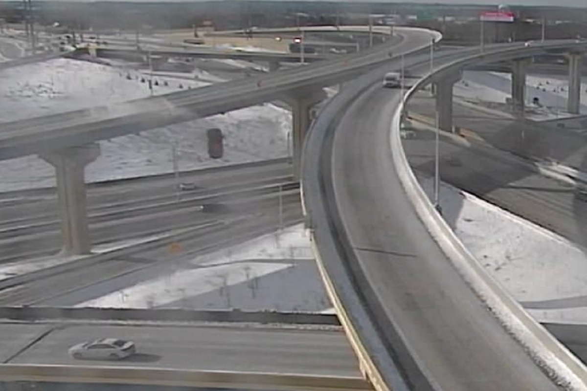 70 फुटांवरून कोसळला ट्रक; पण ड्रायव्हरला खरचटलंही नाही; भयंकर अपघाताचा आणि चमत्कारिक बचावाचा VIDEO