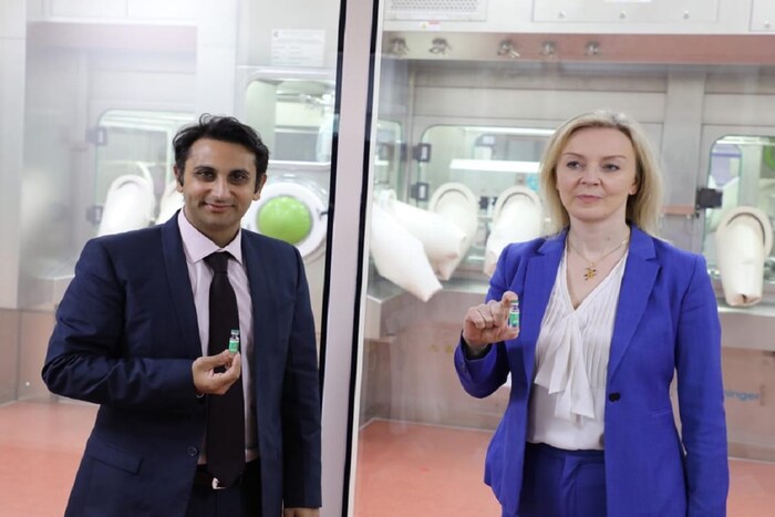 सीरम इन्स्टिट्यूटनं कोव्हिशिल्ड ही लस ऑक्सफोर्ड युनिव्हर्सिटी आणि अॅस्ट्राझेनेका कंपनीच्या मदतीनं तयार केली आहे. असं असताना ब्रिटनचा कल भारतात तयार झालेल्या कोरोना लशीकडे असल्याचा दिसतो आहे. (फोटो सौजन्य - ट्विटर)