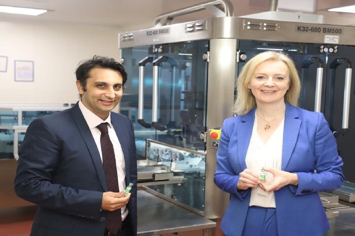 कदाचित भारताची कोरोना लस ब्रिटनलाही दिली जाण्याची शक्यता आहे. पुण्यातील सीरम इन्स्टिट्यूटला यूकेतील मंत्री आणि शिष्टमंडळानं भेट दिल्यानंतर अशी शक्यता वर्तवली जाते आहे.