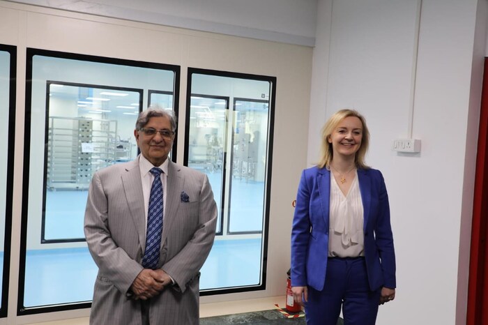 यूकेच्या आंतरराष्ट्रीय व्यापारमंत्री लिझ ट्रस आणि शिष्टमंडळानं सीरम इन्स्टिट्यूट ऑफ इंडियाला भेट दिली. भारताच्या आंतरराष्ट्रीय आरोग्य व्यापार आणि संबंधावर पुण्यात ही महत्त्वाची भेट झाली. (फोटो सौजन्य - ट्विटर)