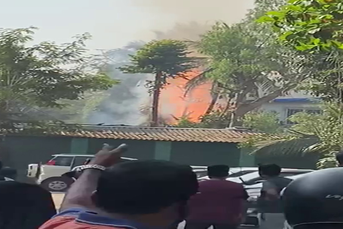 मुंबईतील वर्सोवामध्ये सिलेंडरच्या गोदामाला भीषण आग, एकापाठोपाठ स्फोटाने परिसर हादरला