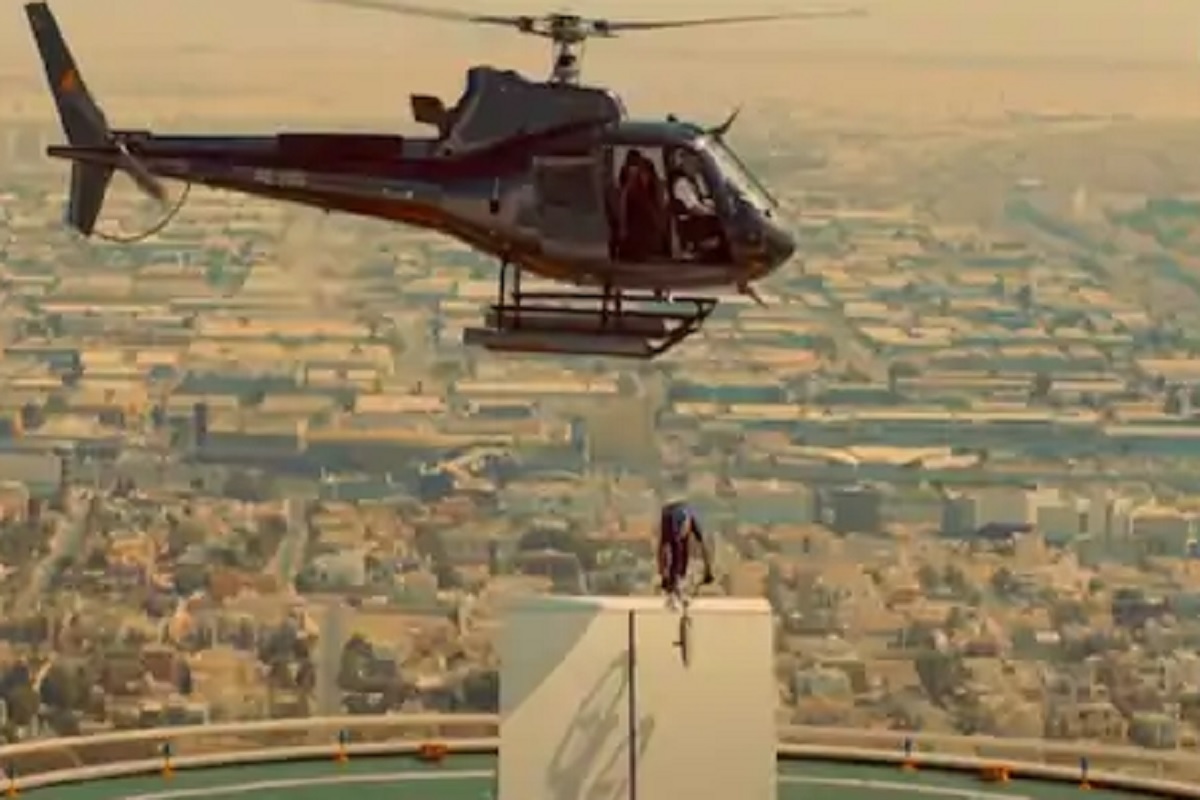 हेलिकॉप्टरमधून सायकल घेऊन मारली उडी; पाहा स्टंटचा भयंकर VIDEO