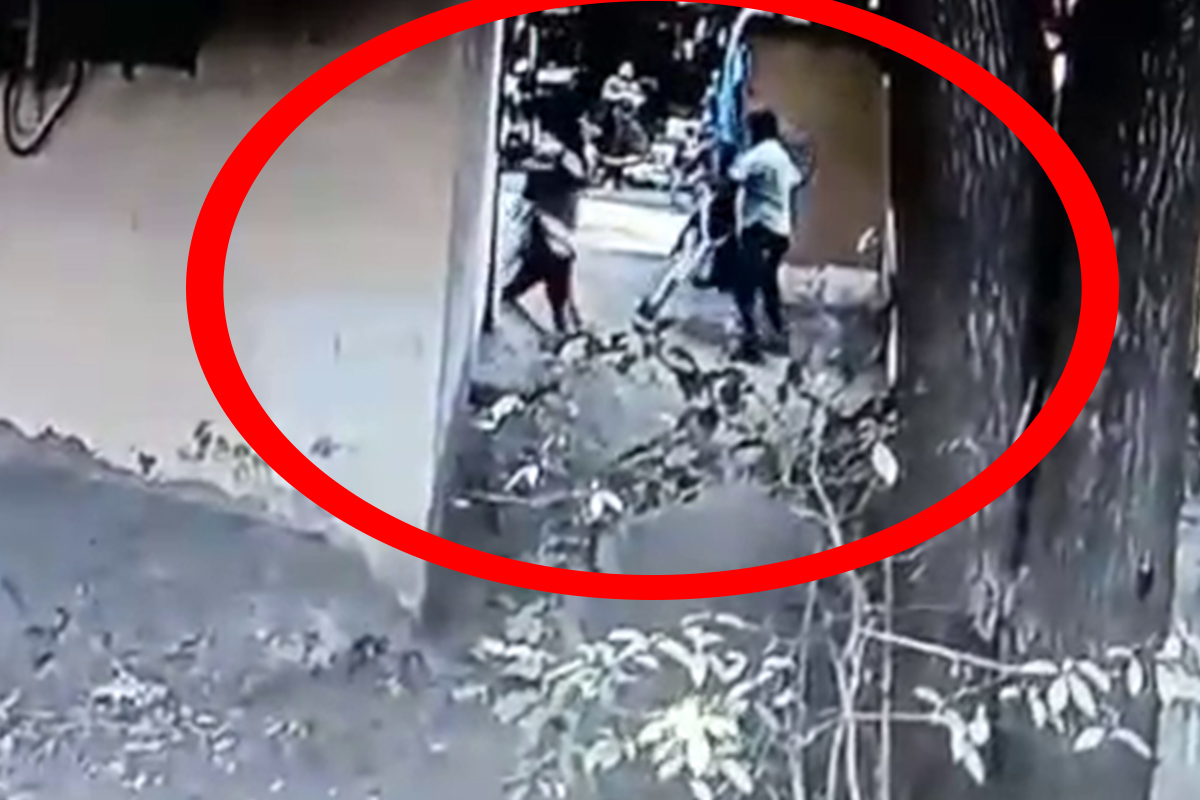 नणंद भावजय अचानक आले आमने-सामने, रस्त्यावरच सुरू झाली मारामारी, LIVE VIDEO