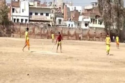 तुम्ही प्रत्यक्ष किंवा टीव्हीवर अनेक क्रिकेट मॅच (Cricket Match) पाहिल्या असतील. आपल्या टीमचा विशिष्ट रंगाचा ड्रेस घालून क्रिकेटपटू त्या मॅचमध्ये खेळत असतात. पण वाराणसीमध्ये (Varanasi) एक अनोखी मॅच रंगली होती. 