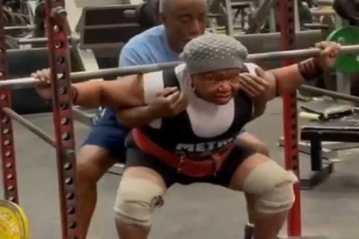 एका चापटीत जमिनीवर लोळवतात 78 वर्षांच्या आजी; VIDEO पाहून लांबूनच दंडवत घालाल