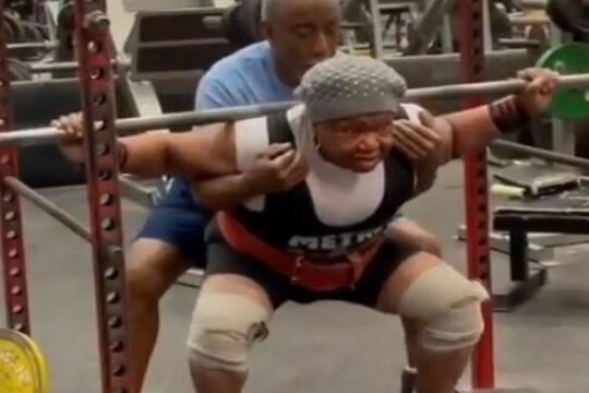 एका चापटीत जमिनीवर लोळवतात 78 वर्षांच्या आजी; VIDEO पाहून लांबूनच दंडवत घालाल