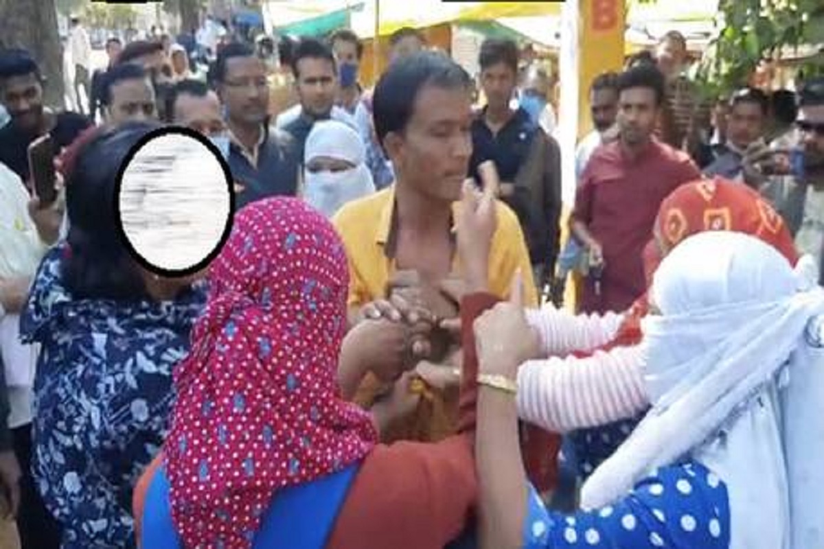 गर्लफ्रेंड बनून बायकोनंच भेटायला बोलावलं; भररस्त्यात आंबटशौकिन नवऱ्याला धू-धू धुतलं; VIDEO VIRAL