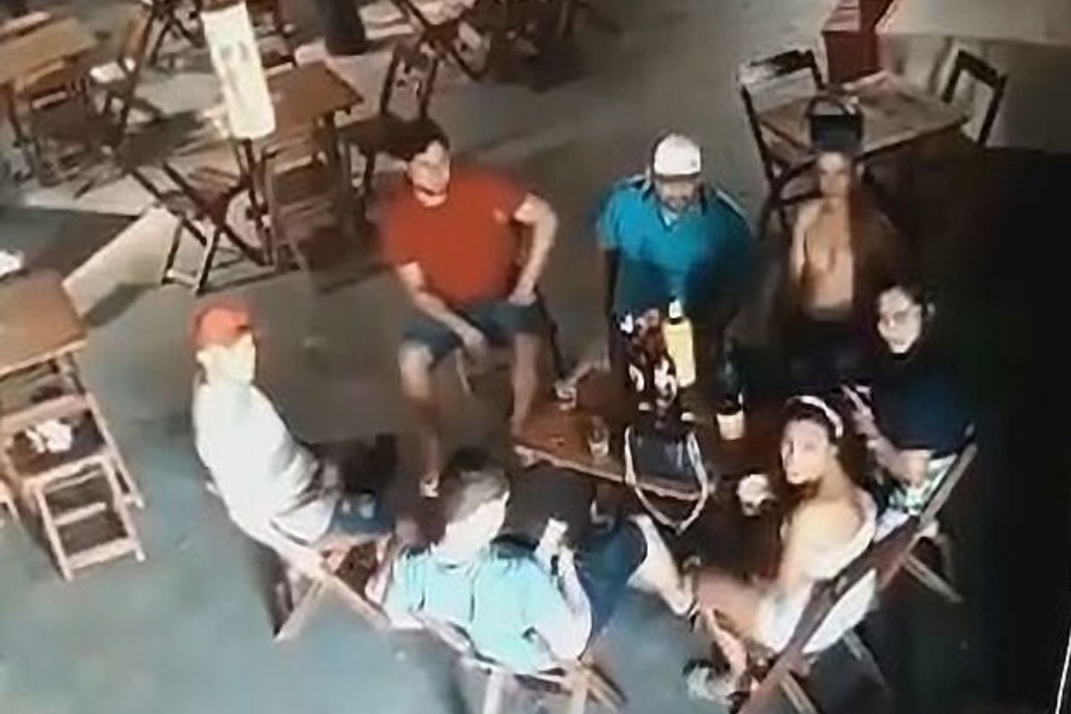 VIDEO : पत्नीचं रौद्र रुप; रागाच्या भरात बारमध्ये बसलेल्या पतीच्या मित्रांवर झाडल्या गोळ्या