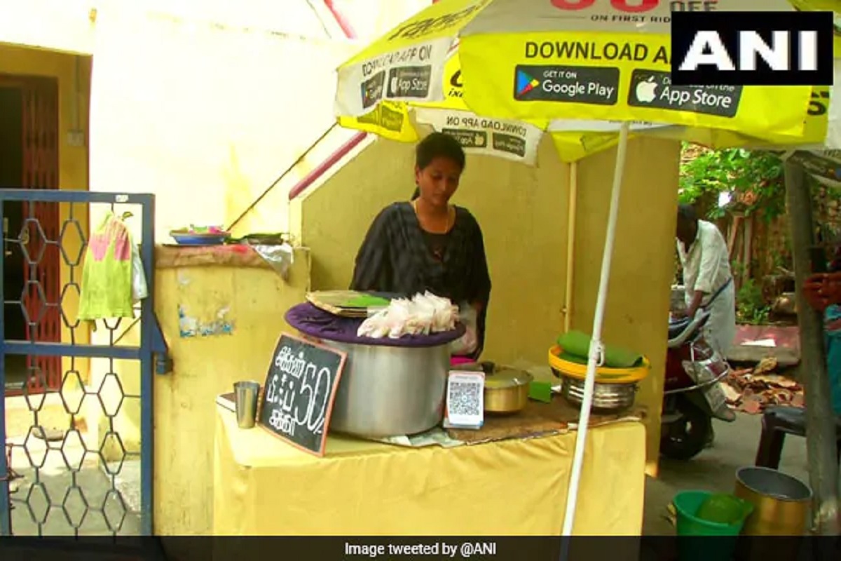 शिळं किंवा साधंसुधं नाही, तर भुकेल्यांना गरमा गरम बिर्याणी खाऊ घातले ही अन्नपूर्णा!