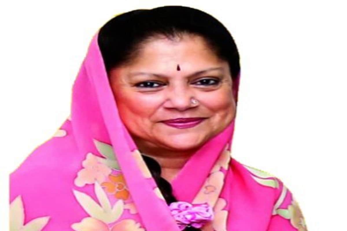 यशोधराराजे सिंधिया या ज्योतिरादित्य यांच्या लहान आत्या आहेत. त्या शिवपुरी इथल्या भाजपच्या आमदार आहेत. लग्नानंतर त्या काही वर्ष अमेरिकेत होत्या. पतीपासून विभक्त झाल्यावर त्या भारतात आल्या. 2013 साली त्यांनी निवडणूक लढवली आणि विजयी झाल्या. यशोधराराजे सिंधिया या ज्योतिरादित्य यांच्या लहान आत्या आहेत. त्या शिवपुरी इथल्या भाजपच्या आमदार आहेत. लग्नानंतर त्या काही वर्ष अमेरिकेत होत्या. पतीपासून विभक्त झाल्यावर त्या भारतात आल्या. 2013 साली त्यांनी निवडणूक लढवली आणि विजयी झाल्या.